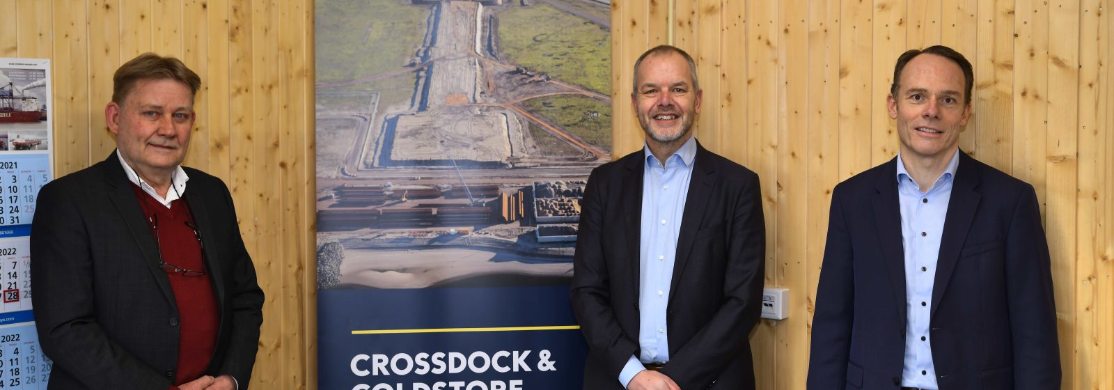 Maersk maakt plan bekend voor bouw crossdock en coldstore in Rotterdam . V.l.n.r.  Jan Buijze (APTM2), Hans Nagtegaal (HbR) en Marijn Visser (Maersk)